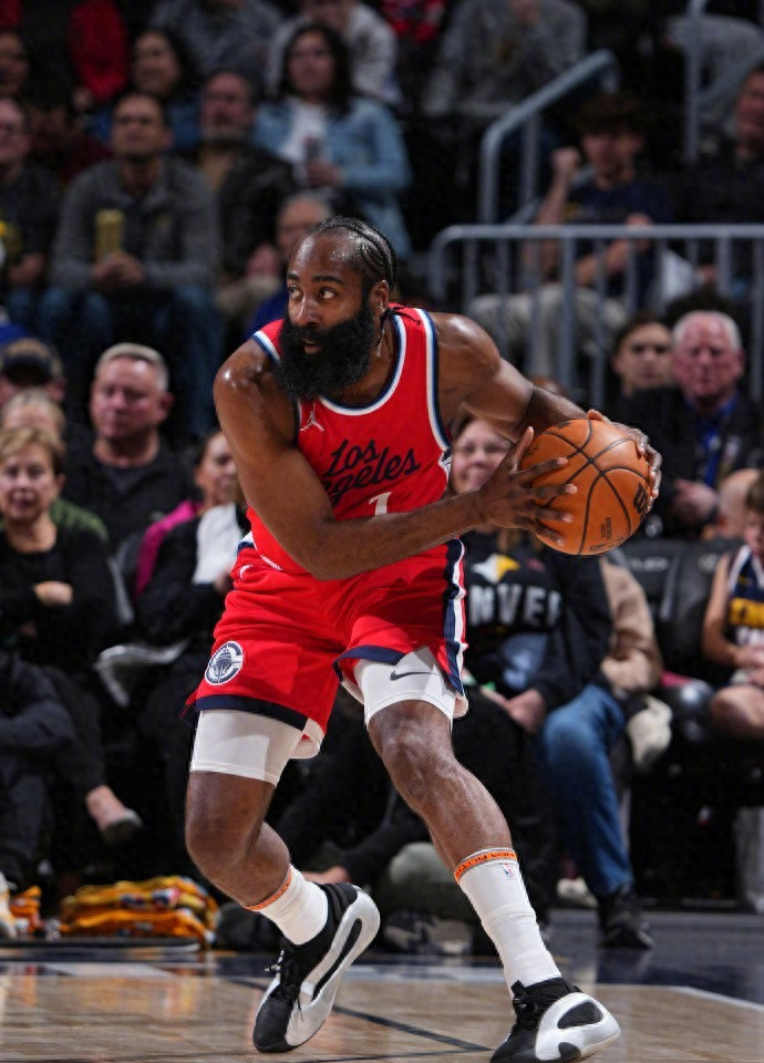 包含加时末段CBA常规赛传出新动向，洛杉矶快船单刀错失，管理层表态——话题不断，资深球员宣示担当的词条游戏